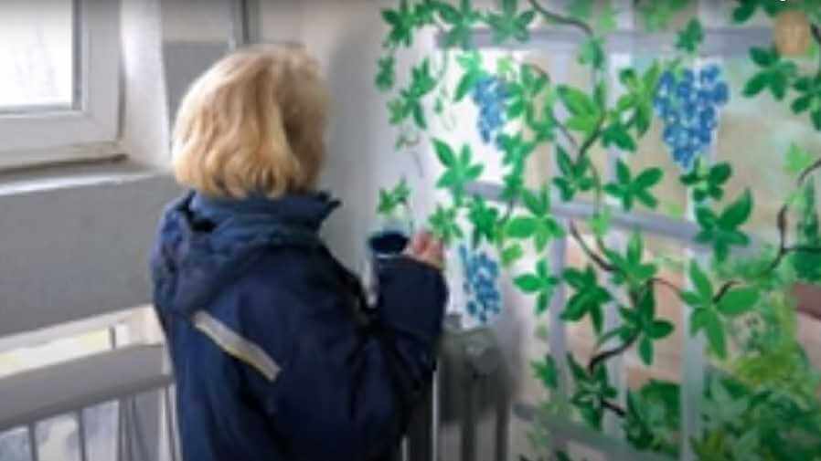 Могилевчанка рисует пейзажи в подъездах многоквартирных домов