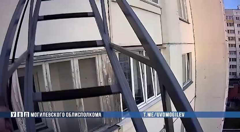 В Бобруйске спасли человека, который хотел выпрыгнуть из окна