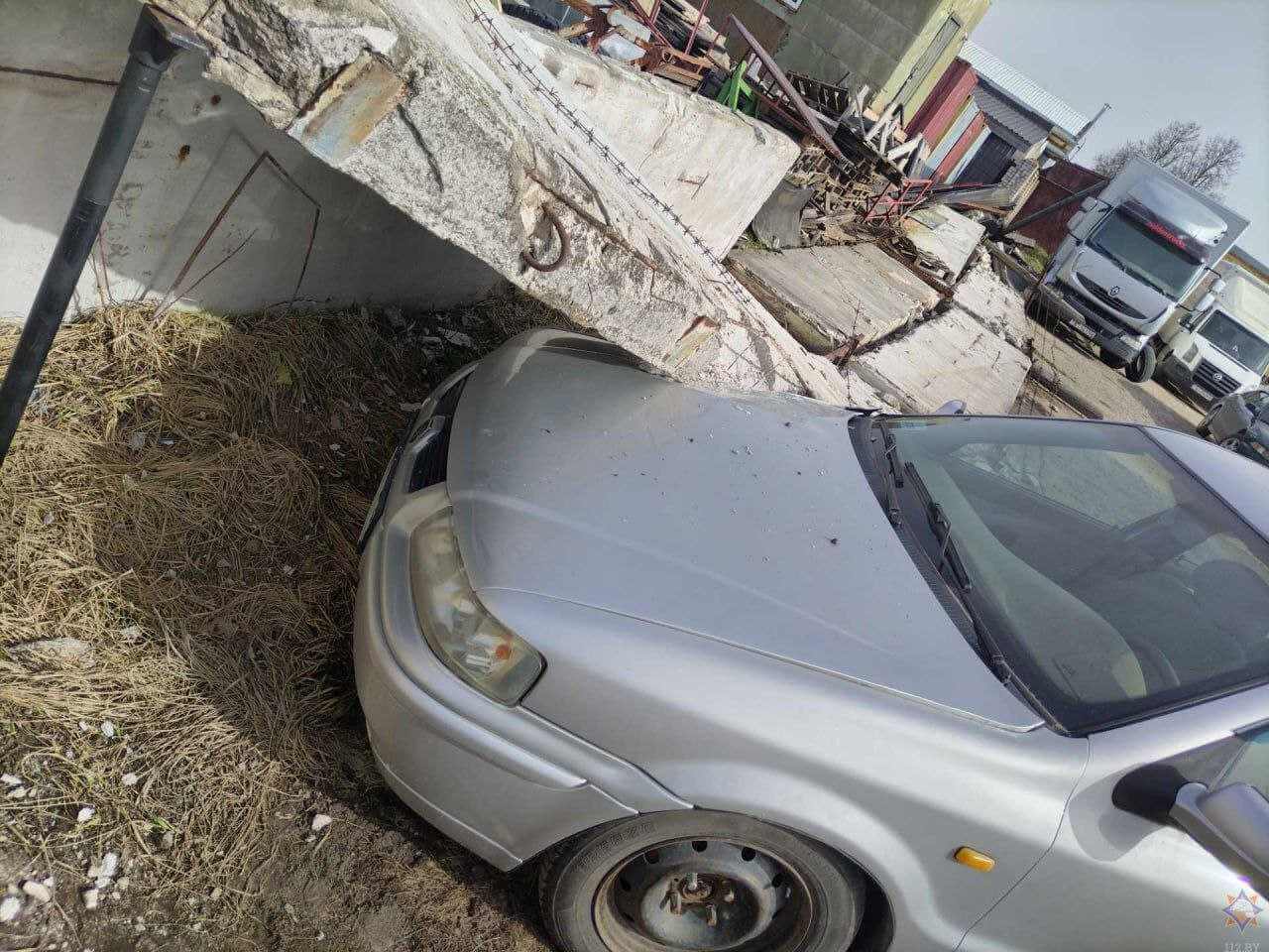 На припаркованный в Могилеве автомобиль упал бетонный забор