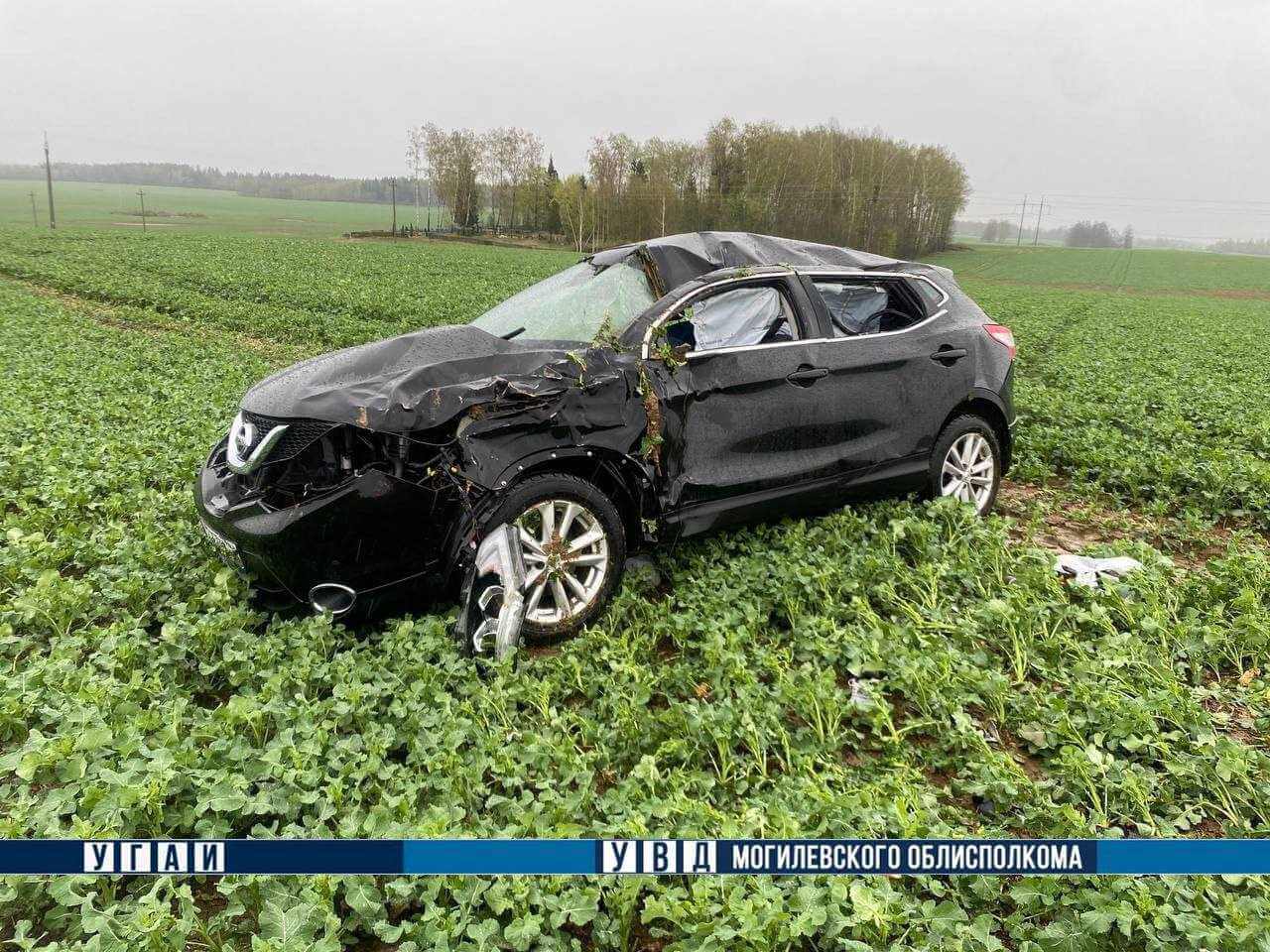 В Шкловском районе опрокинулся автомобиль: водитель погибла, пассажир в больнице