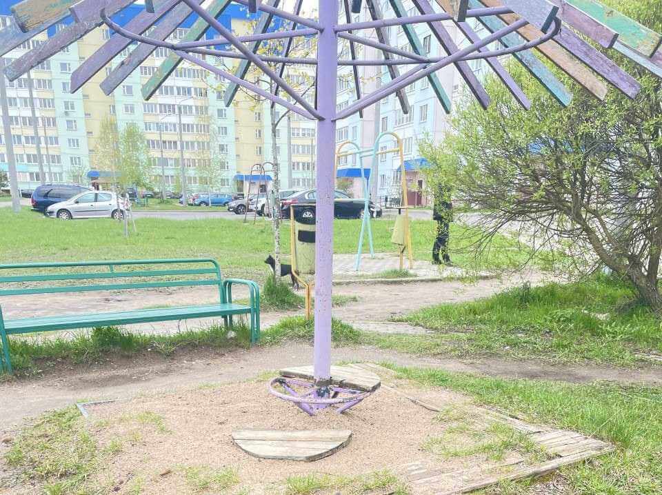 8 фото плачевного состояния детских площадок в Могилеве