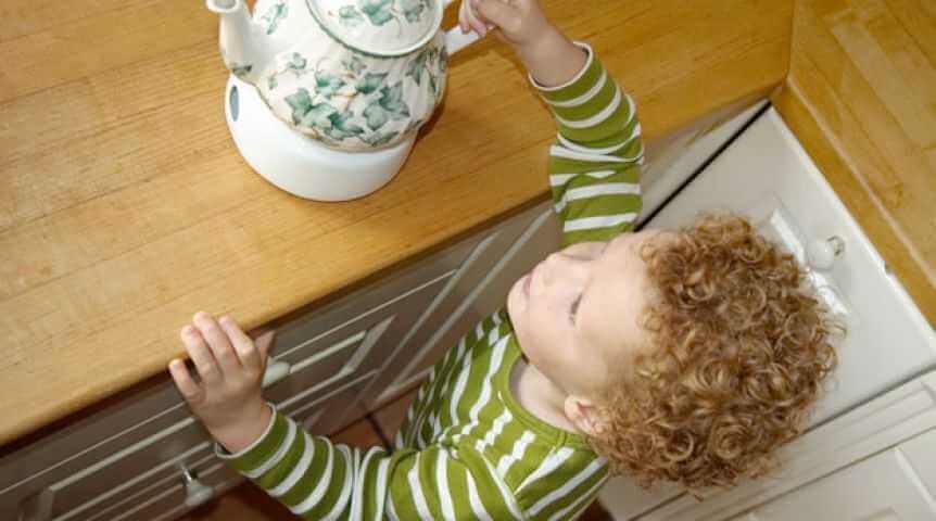 В Бобруйске мальчик опрокинул на себя чашку с кипятком