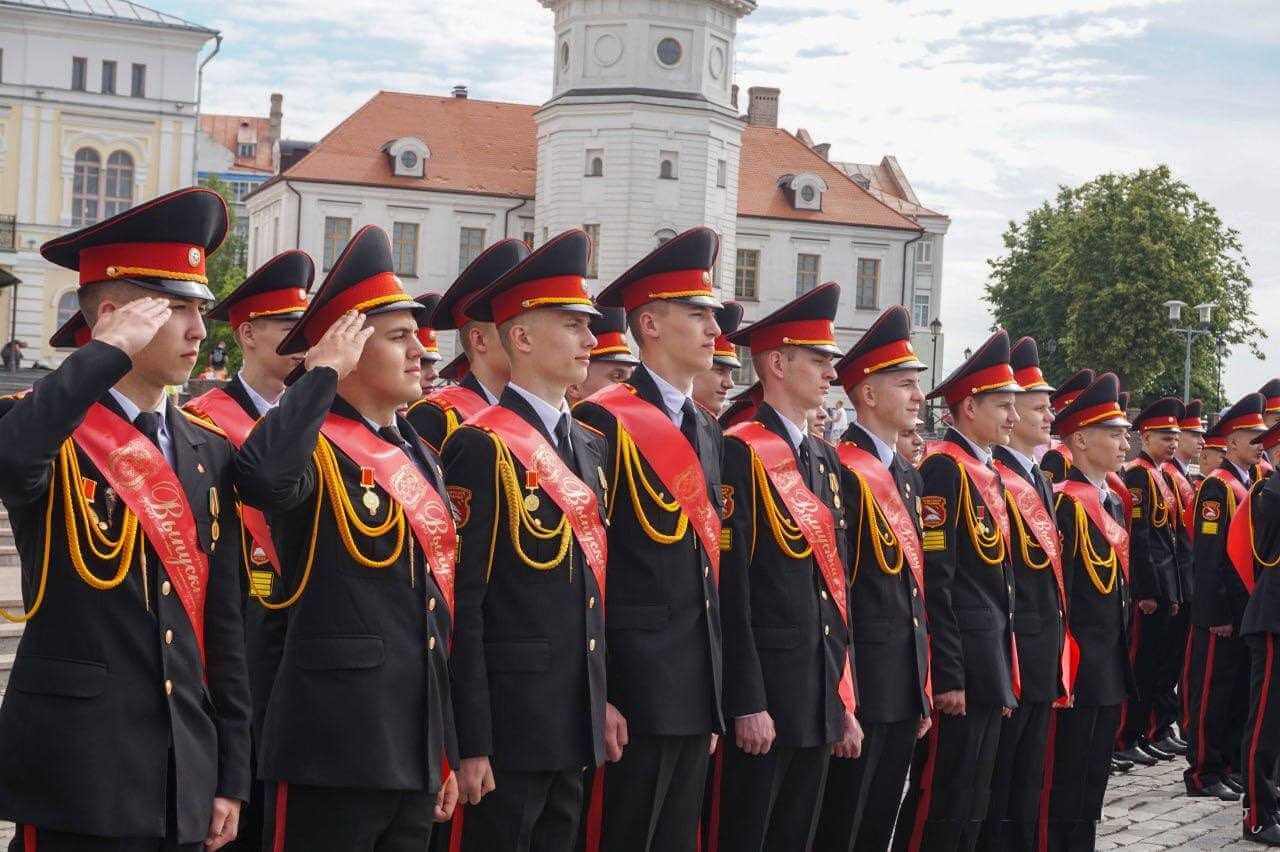 Выпускникам кадетского училища торжественно вручили аттестаты на площади Славы в Могилеве