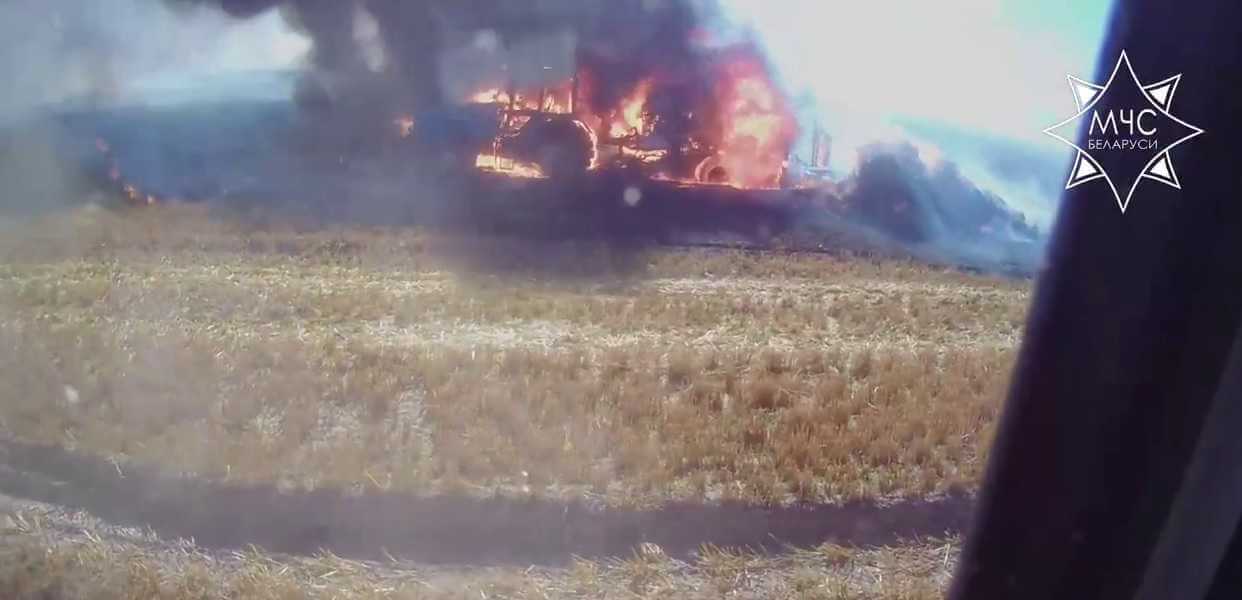 В Кировском районе в поле загорелся трактор