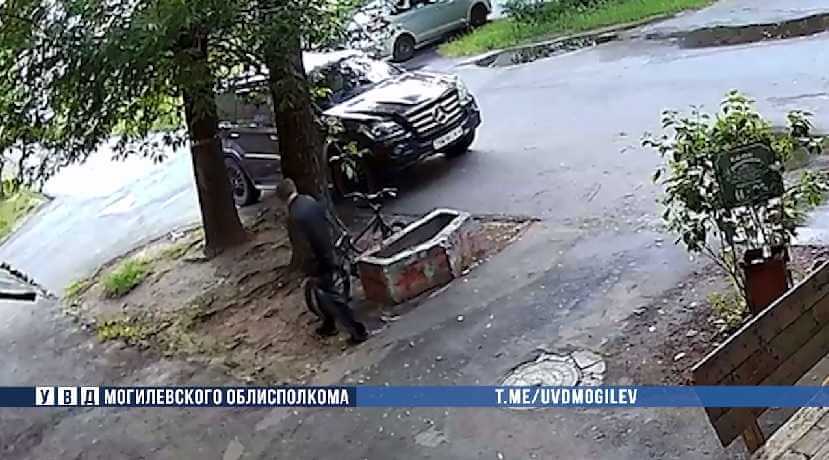 В Бобруйске мужчина пытался украсть у школьника велосипед