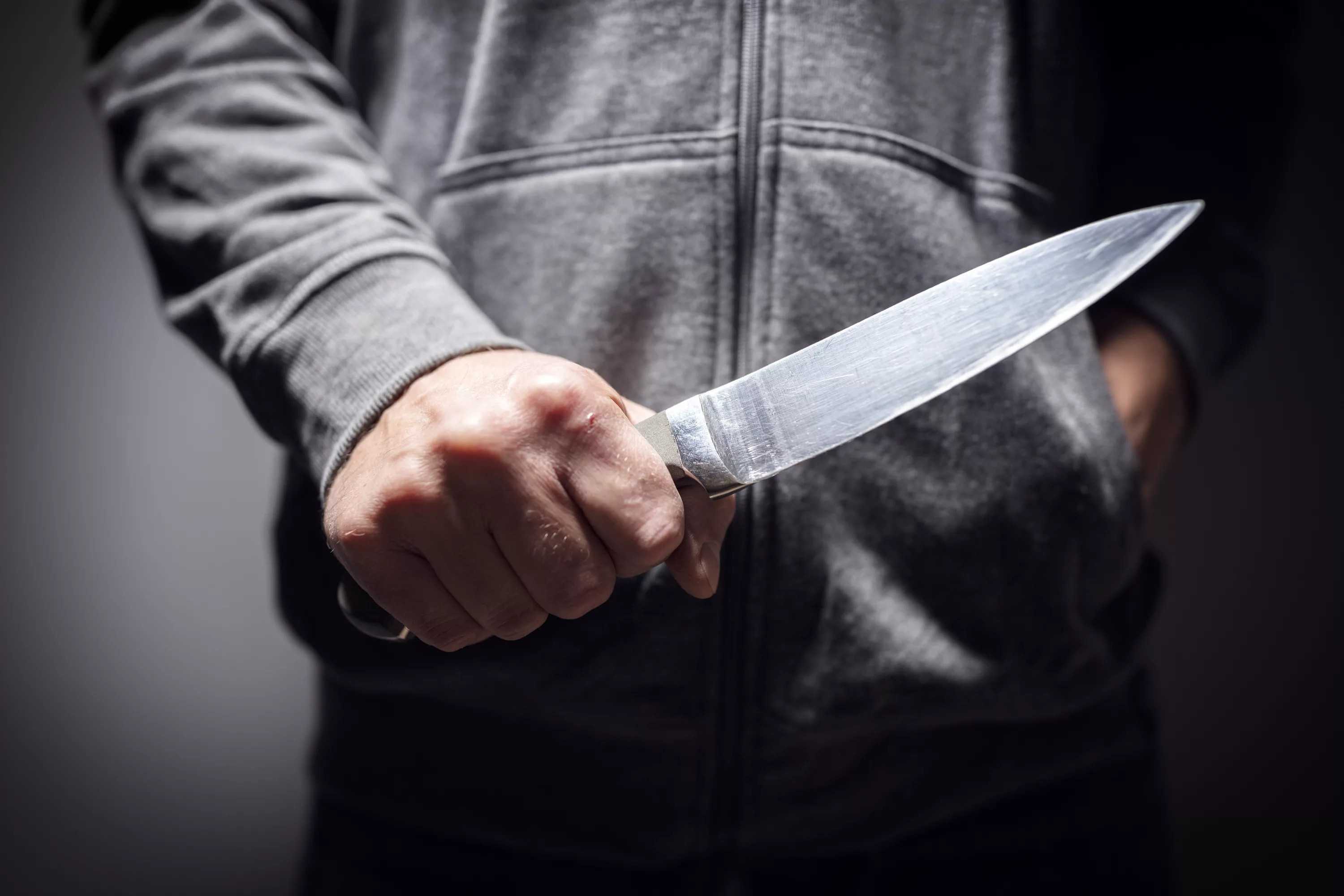 В Могилеве мужчина размахивал ножом на улице из-за конфликта с соседями