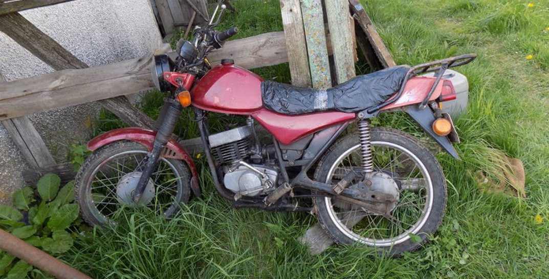 В Кличевском районе 18-летний сельчанин пытался угнать у соседа мотоцикл, чтобы покататься, но транспорт не завелся — от уголовки это парня не спасло