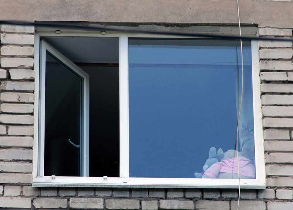 В Могилёве их окна пятого этажа выпал маленький ребёнок