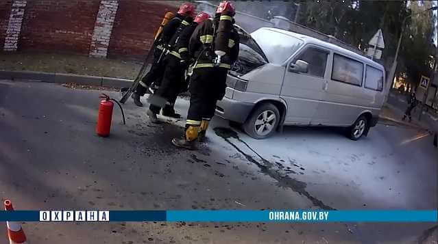 В Могилеве сотрудники охраны помогли владельцу загоревшегося микроавтобуса