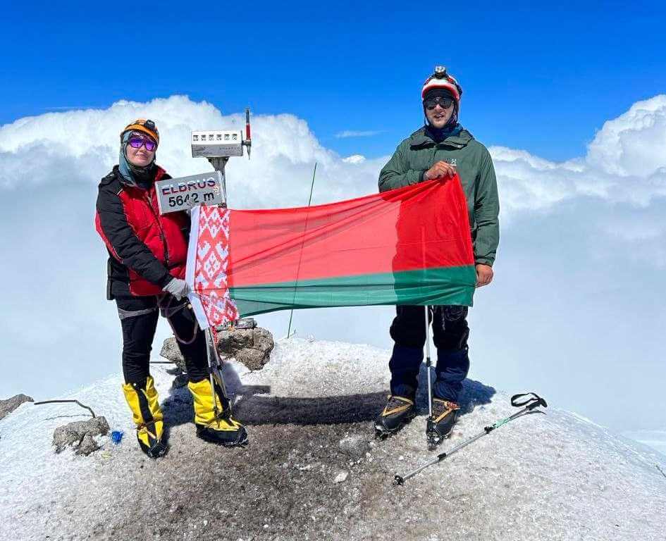 Семейная пара из Осиповичей покорила вершину Эльбруса