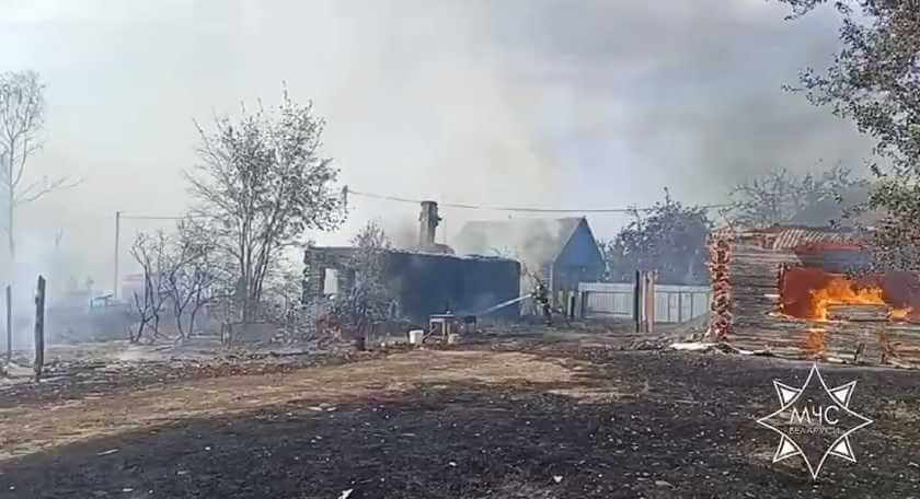 На Могилевщине в одной деревне на крупном пожаре сгорело сразу несколько домов