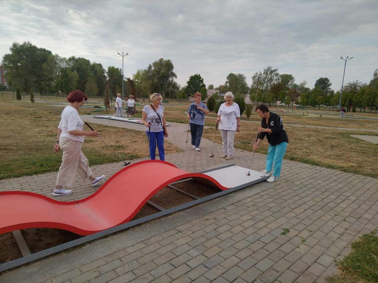 Турнир по мини-гольфу среди людей пожилого возраста прошел в Могилеве