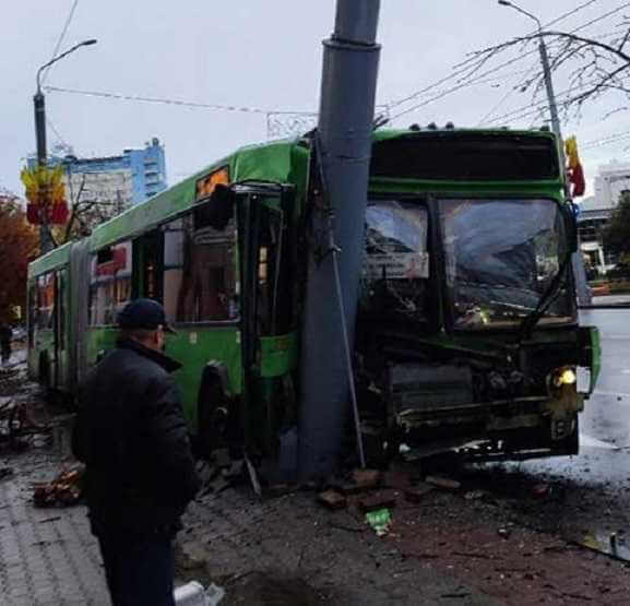 В Могилеве на улице Первомайской автобус врезался в столб