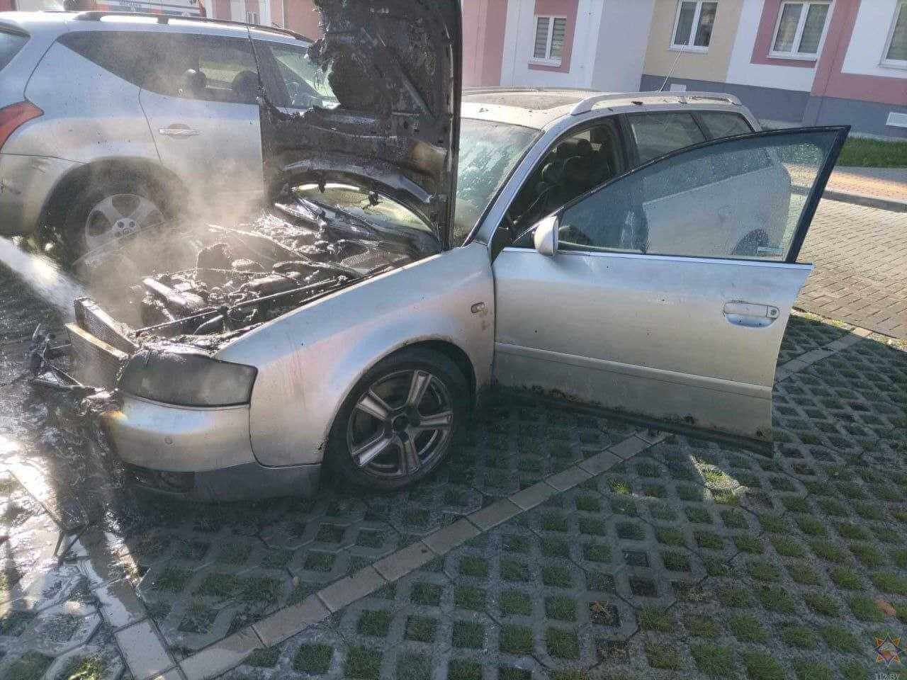 В Могилеве на парковке по Первомайской загорелся Audi