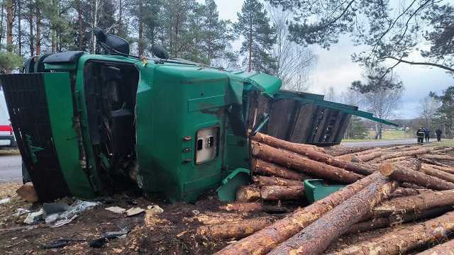 На Могилевщине перевернулся лесовоз: пострадал водитель