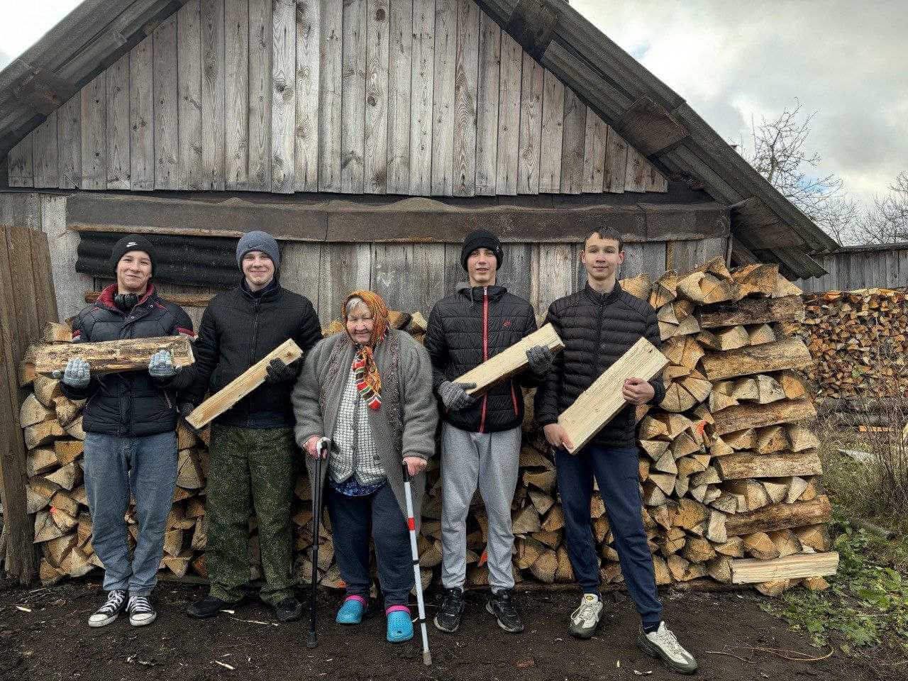 На Могилевщине школьники активно помогают пожилым людям