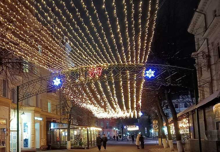 В Могилеве на Ленинской зажгли подвесные гирлянды