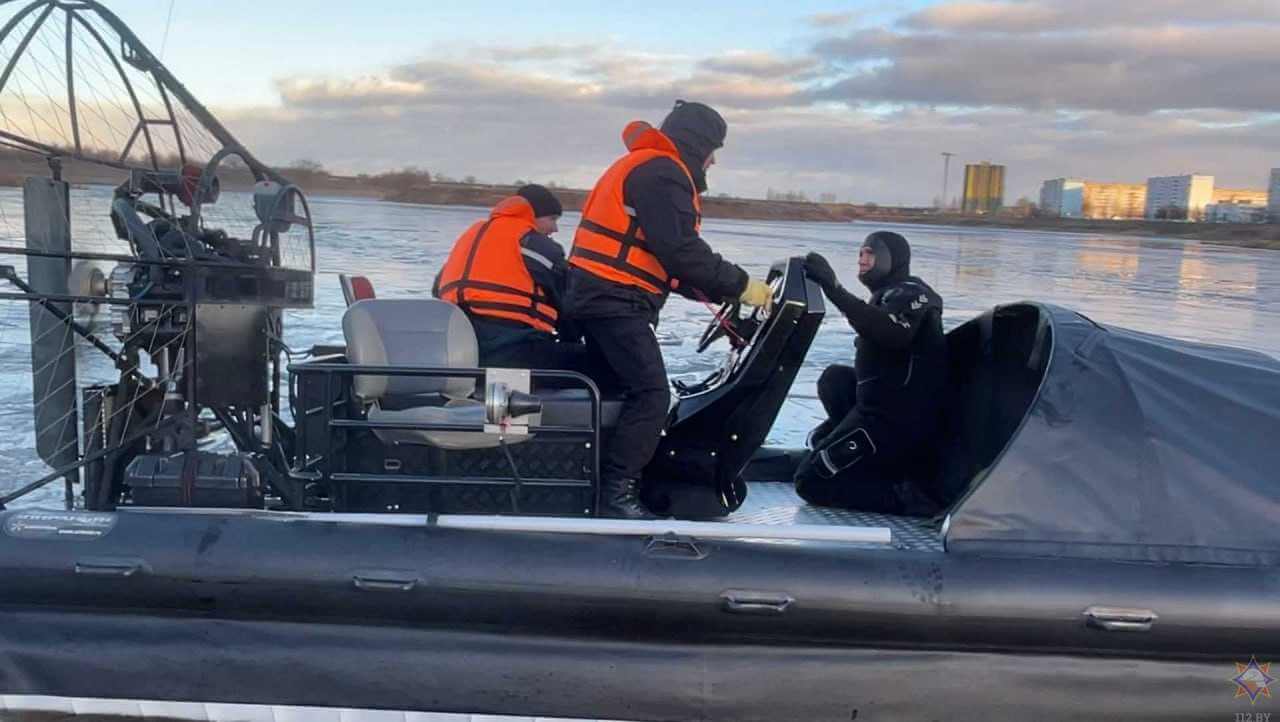 В Могилеве спасатели провели учения на зимнем водоёме