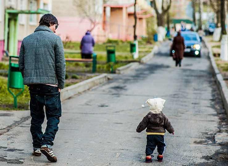 Жительница Могилевщины родила дочь от мужчины, который живет в Туркменистане, и пошла в суд, чтобы доказать его отцовство