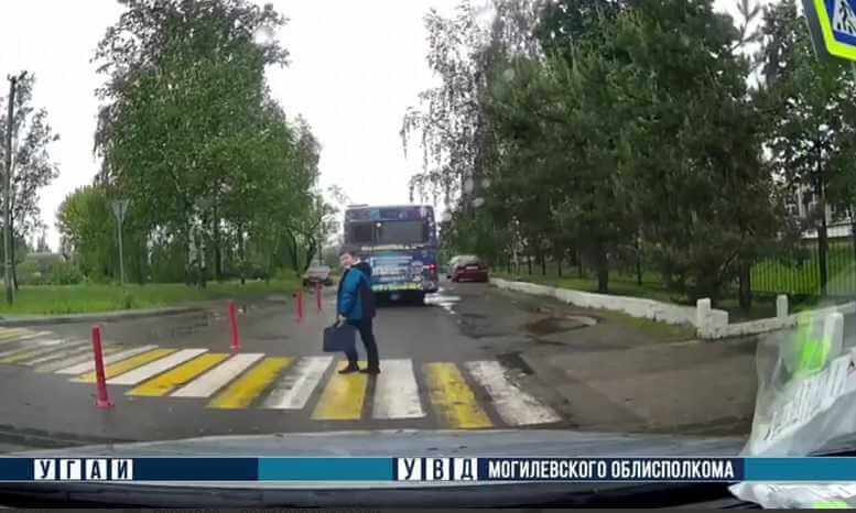 В Могилеве автобус возле школы не пропустил ребенка на пешеходном переходе — водителя наказали