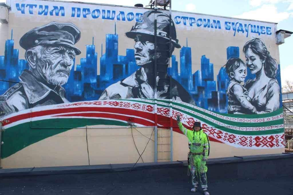 Формовщик Могилевского ДСК украсил муралом стену