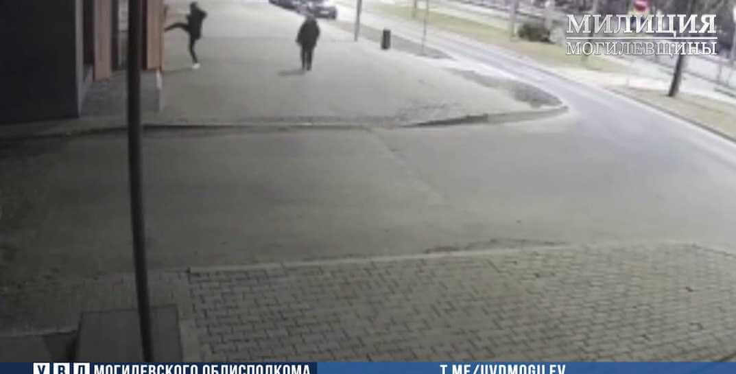 Могилевчанин разбил плитку на фасаде магазина, потому что поругался с девушкой
