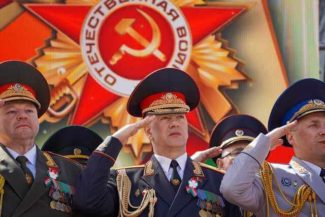 На площади Славы в Могилеве прошла торжественная церемония возложения цветов к Вечному огню
