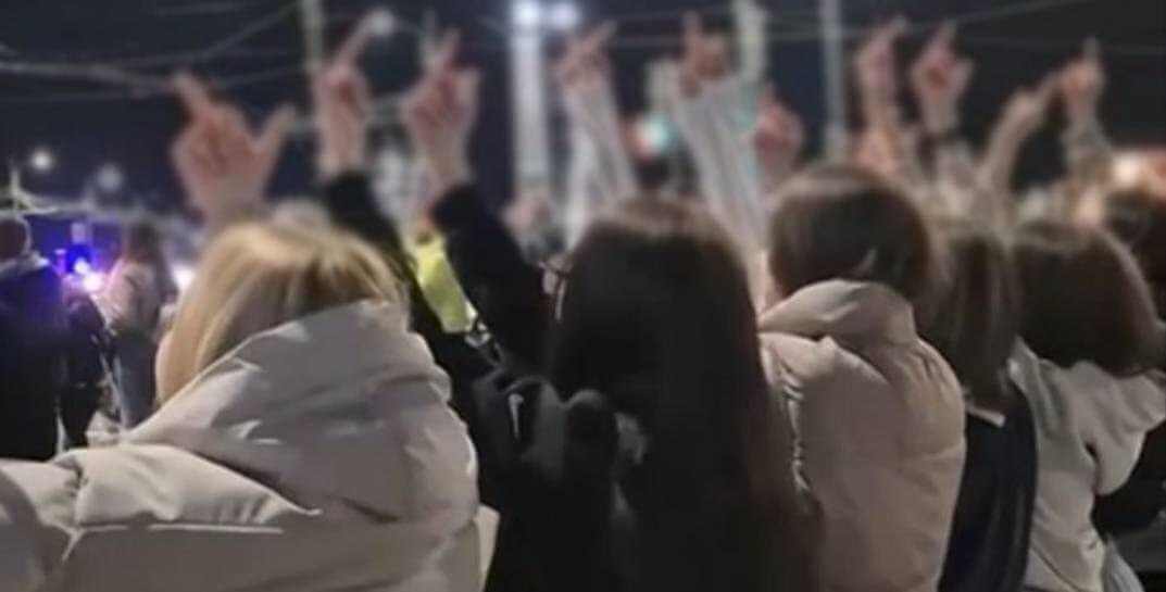 В Могилеве подростки показывали неприличные жесты во время салюта в День Победы — теперь их ищет милиция
