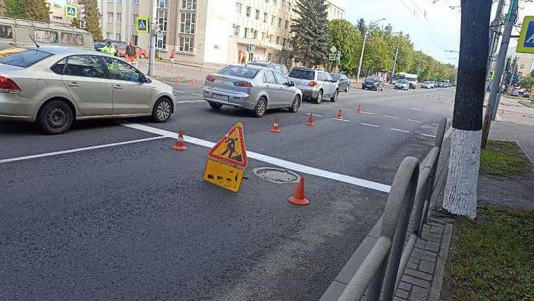 В Могилеве на Первомайской обновляют дорожную разметку