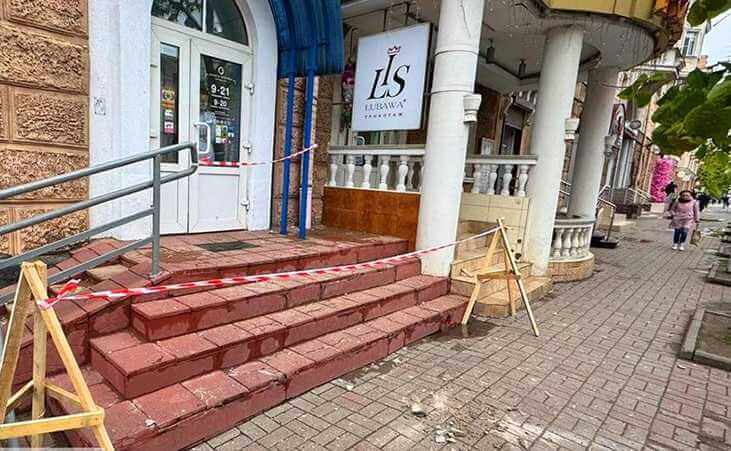 В Могилеве на Первомайской прямо у крыльца аптеки упал кусок балкона