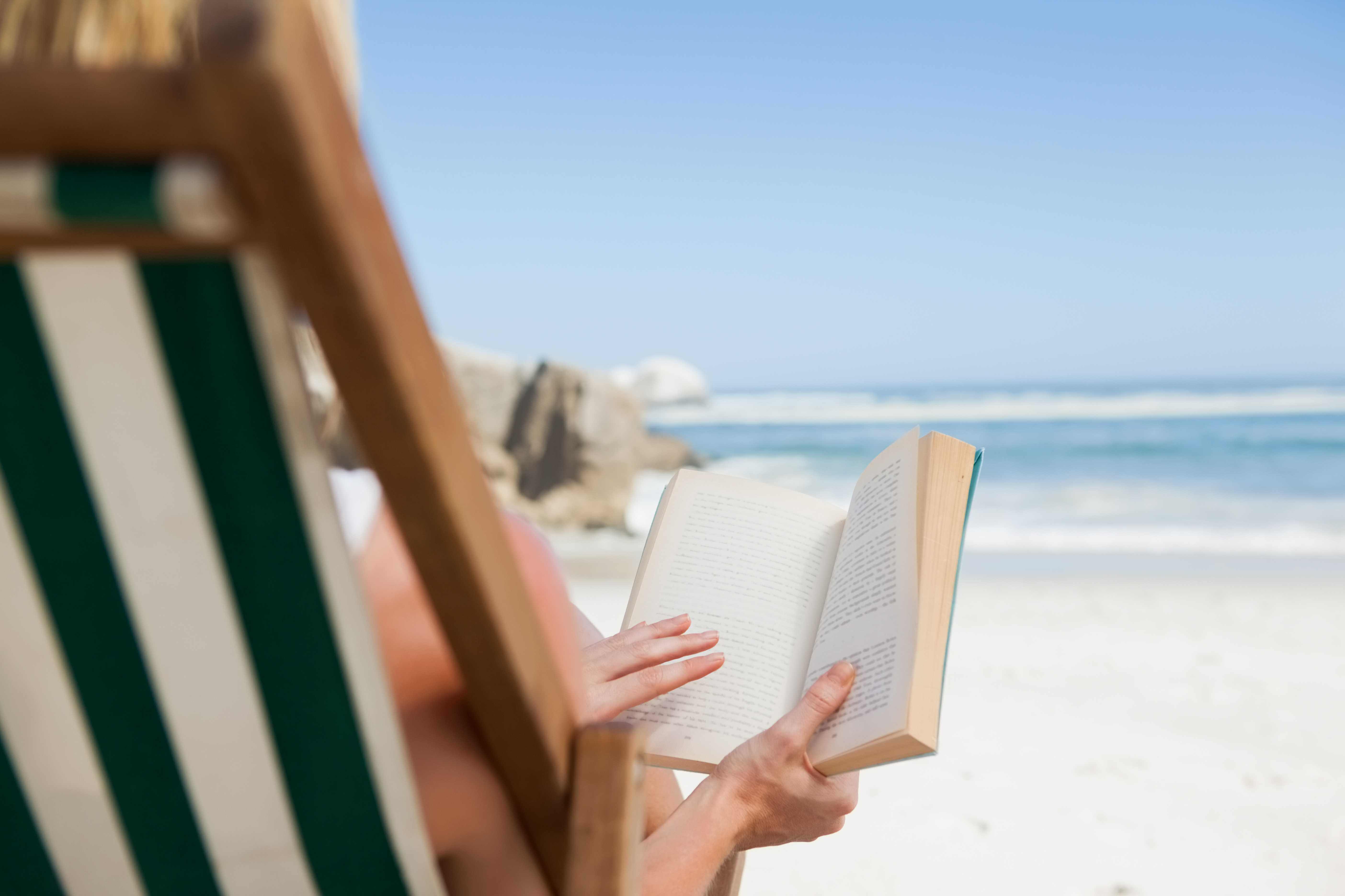 Что почитать, пока лето не кончилось: 9 книг и 1 настолка для отдыха 