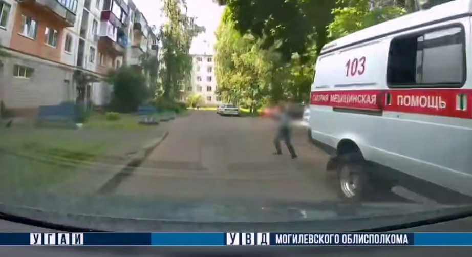 В Могилеве легковушка сбила 10-летнего мальчика, который выбежал на дорогу из-за припаркованного авто