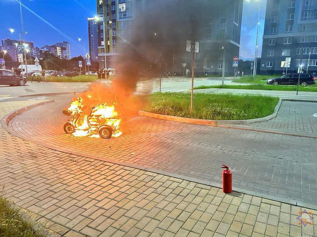 В Могилеве на улице Гришина прямо на ходу загорелся электрический трицикл