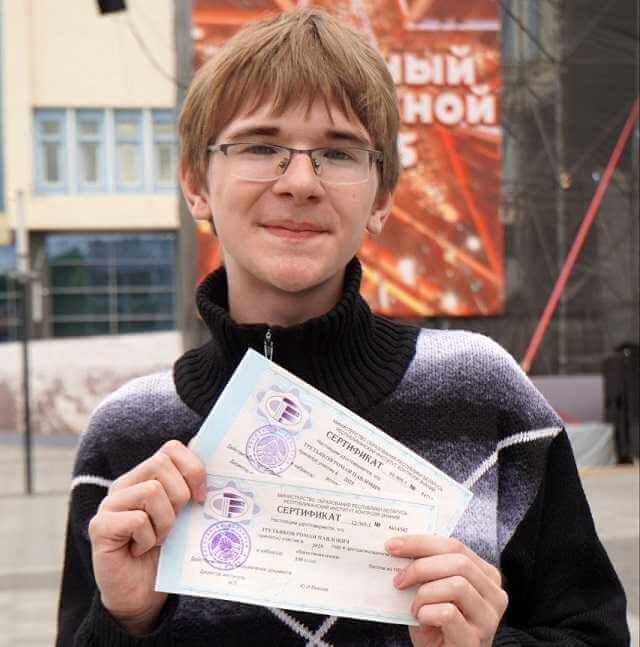 В Могилеве выпускник Роман Третьяков получил «золотую» медаль и два 100-бальных сертификата