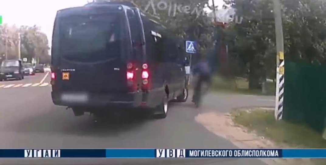 На Могилевщине подросток на велосипеде попал под микроавтобус
