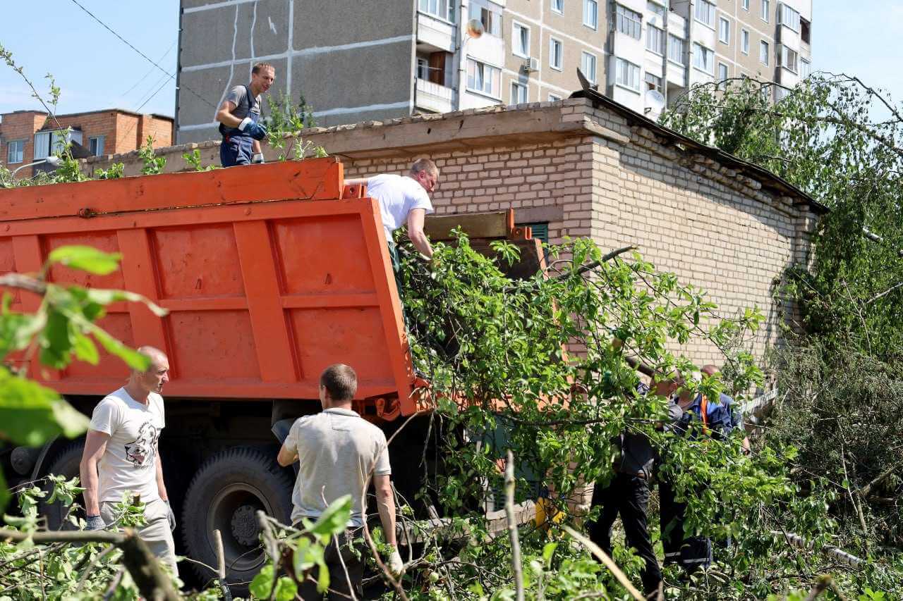 Сотрудники милиции приняли активное участие в ликвидации последствий непогоды в Могилеве