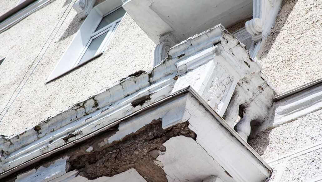 В Могилеве на Первомайской снова посыпались балконы старых зданий