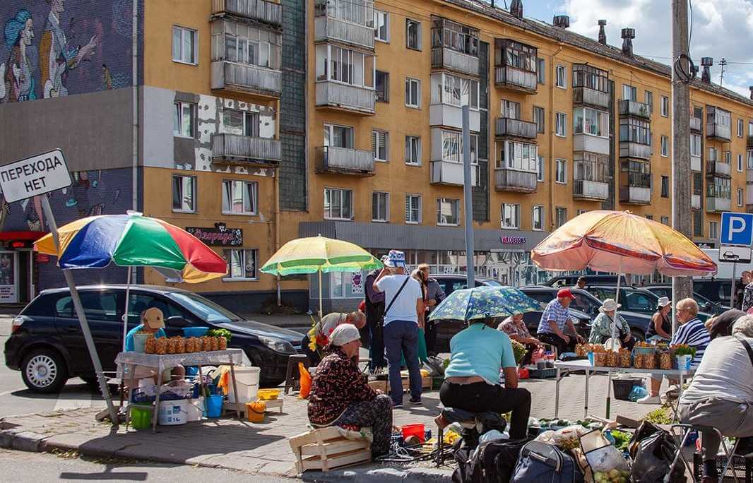 Бабушек, торгующих своей продукцией возле Минского рынка в Могилеве, «переселили»
