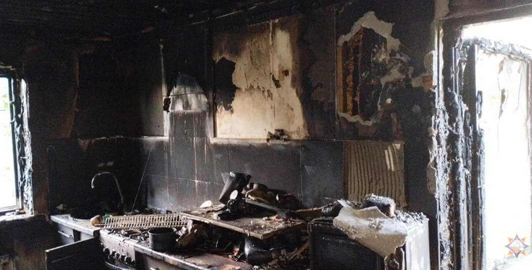 Ночью на Могилевщине «закоротило» холодильник — пожар уничтожил в доме кухню, но обошлось без жертв