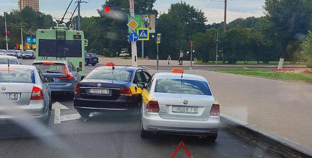 Возле гостиницы «Могилев» столкнулись два автомобиля такси