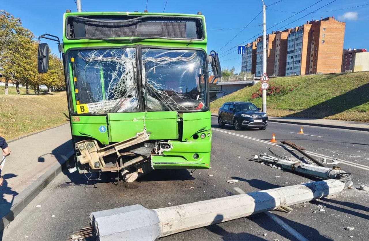 В Могилеве столкнулись маршрутный автобус и легковой автомобиль