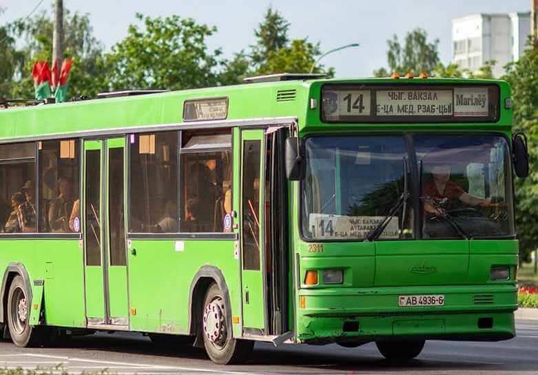 В Могилеве иностранец «избил» автобус, который «увез его не туда» — мужчину судили