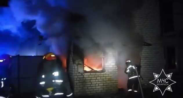 В Могилеве сегодня ночью горел склад: видео