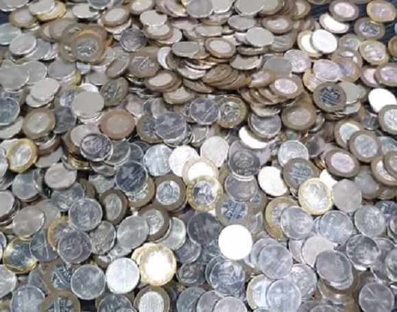Жительница Могилевщины 1,5 года собирала монеты в бутылку