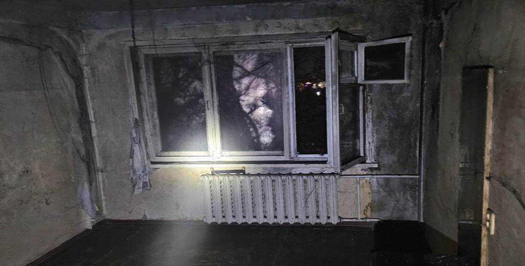 В Могилеве спасатели эвакуировали пенсионера с балкона горящей квартиры