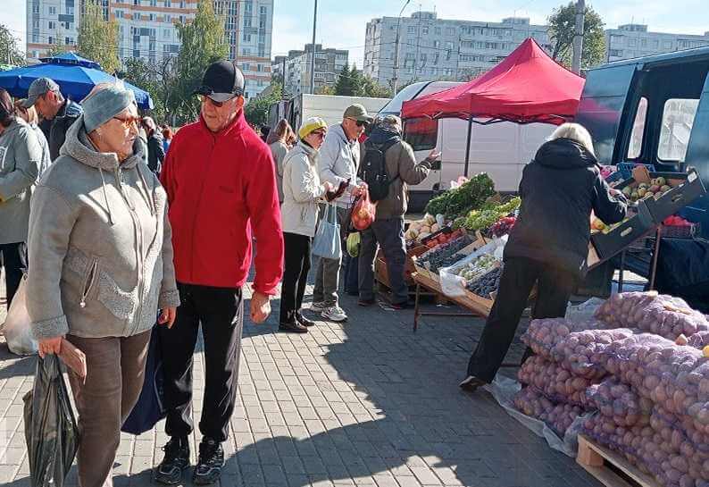 Яблоки от 2,50 рубля, картошка от 1,20: узнали цены овощей и фруктов на сельхозярмарке около «Гринвича» в Могилёве
