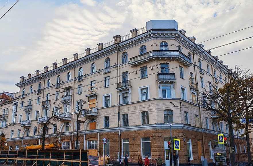 В Могилеве серьезно взялись за «сталинку», от которой постоянно валятся куски штукатурки на тротуар