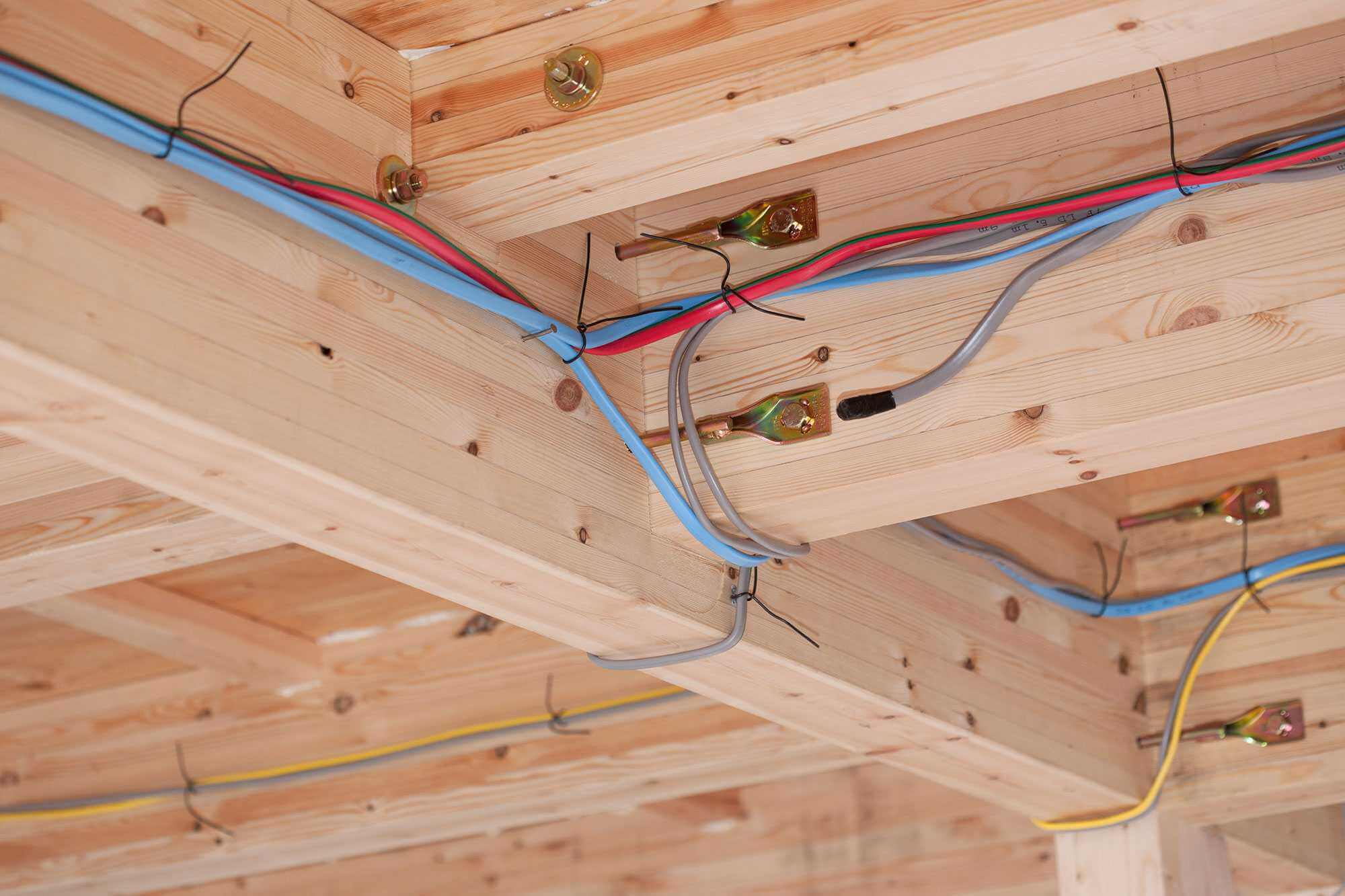 Как защитить бытовую технику в доме от перепада напряжения?