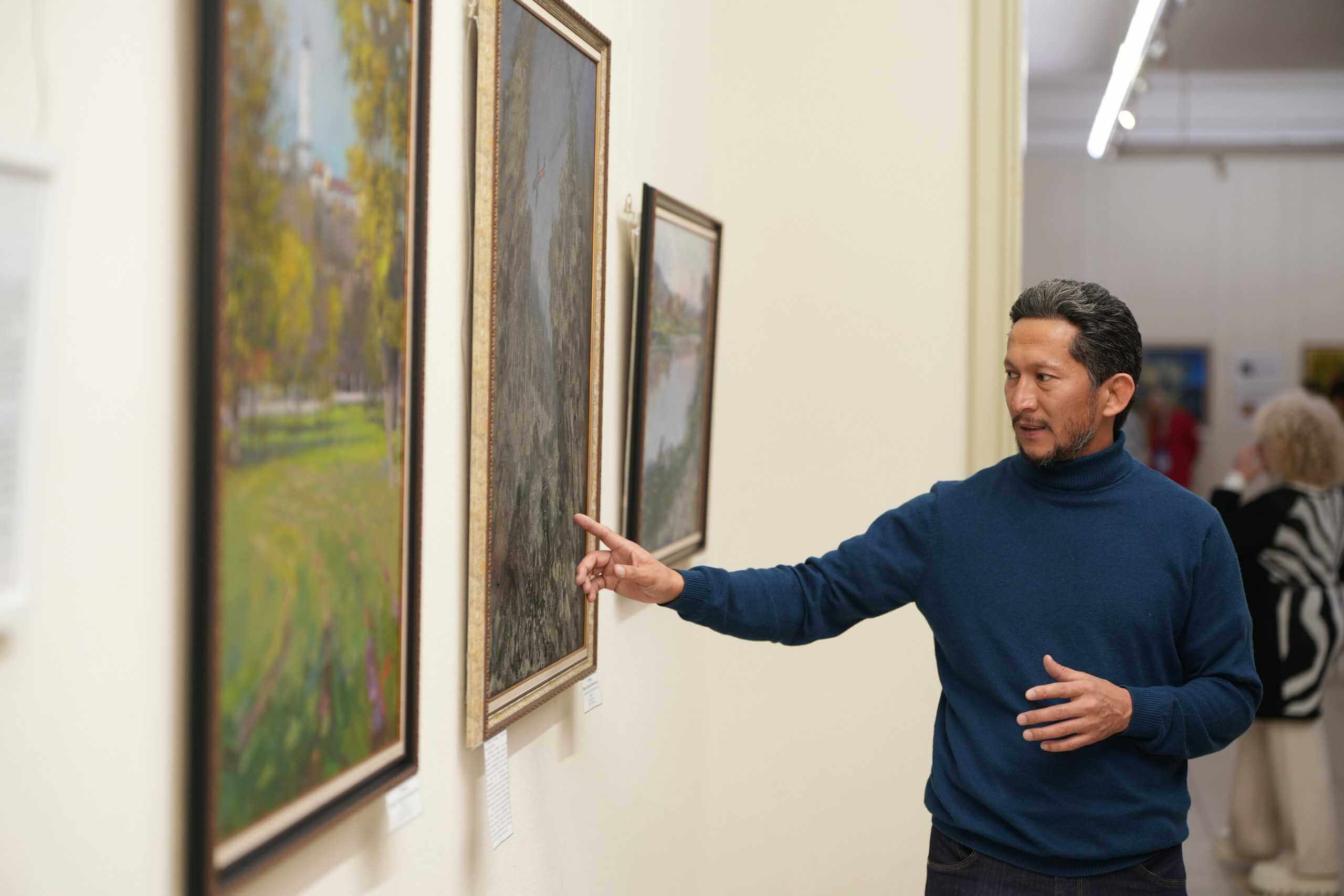 Искусство без границ: на выставке в Могилеве объединили художников из шести стран