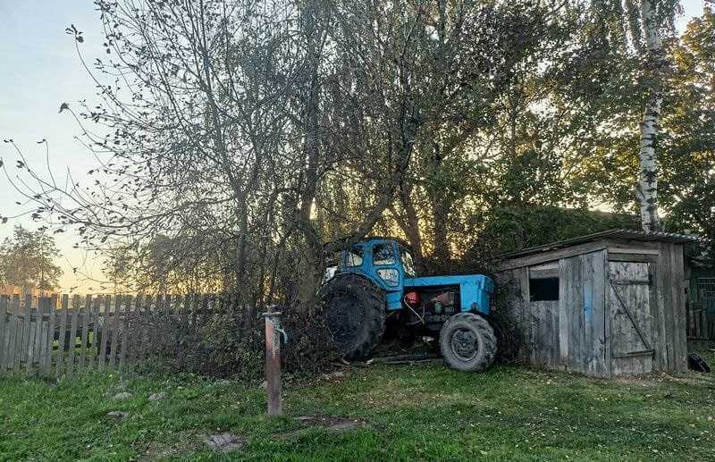 Почти четыре промилле: в Могилевском районе пьяный водитель трактора выпал из кабины прямо под колеса